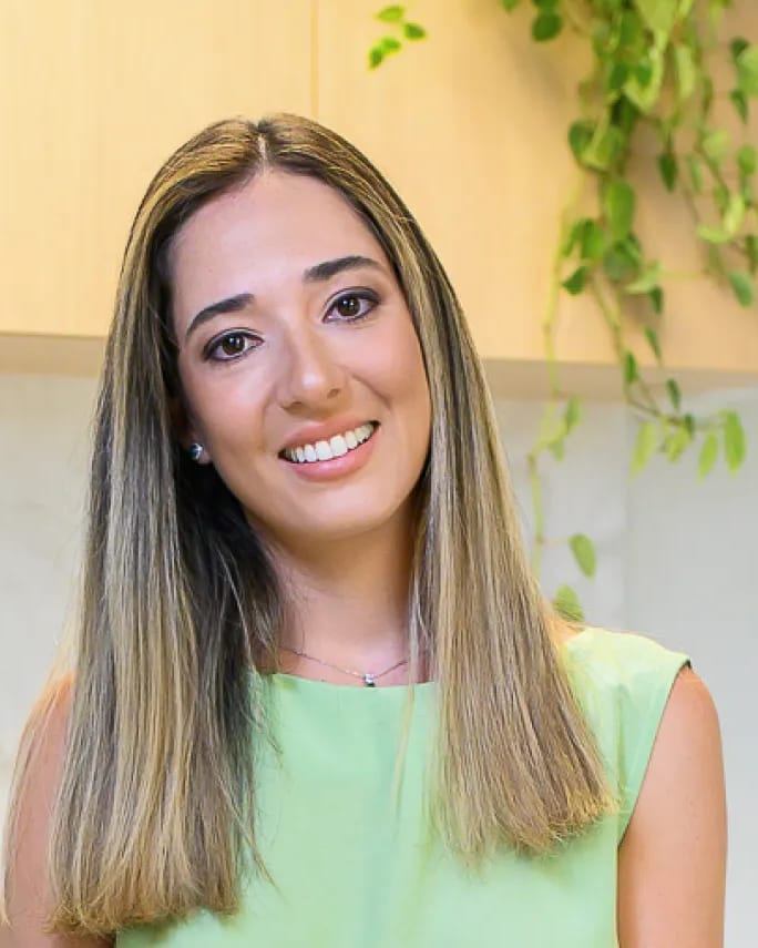 Dra. Camila Laranja, nutricionista funcional em São Paulo, sorrindo