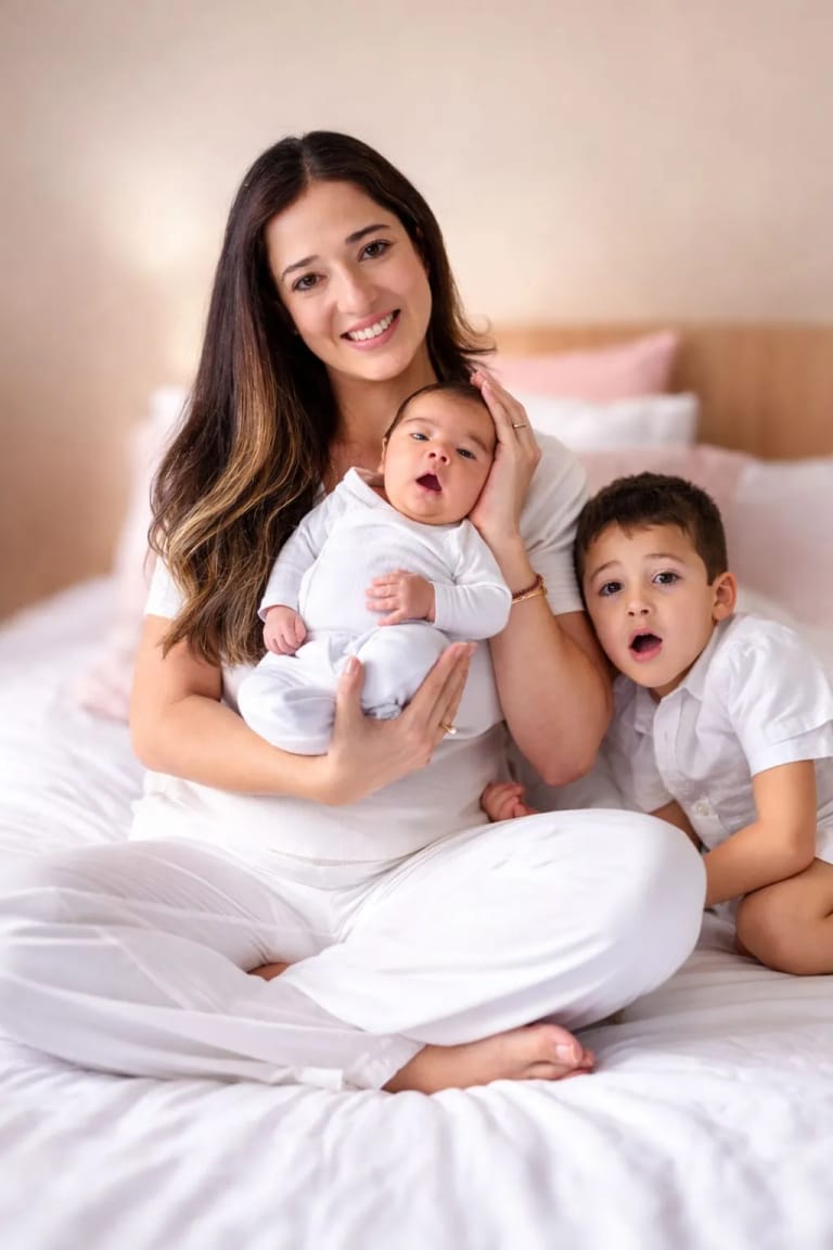 Dra. Camila Laranja com os dois filhos em casa
